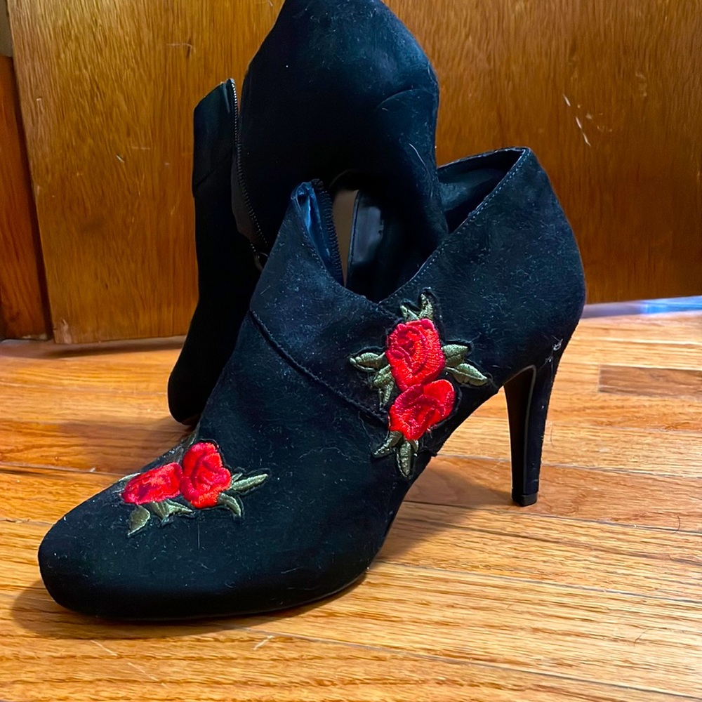 Black suede ankle dress boots with rose pattern Size 9 1/2